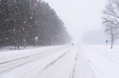Kış road arabaya güçlü bir fırtına