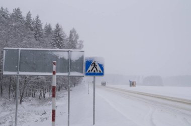 Kış road arabaya güçlü bir fırtına
