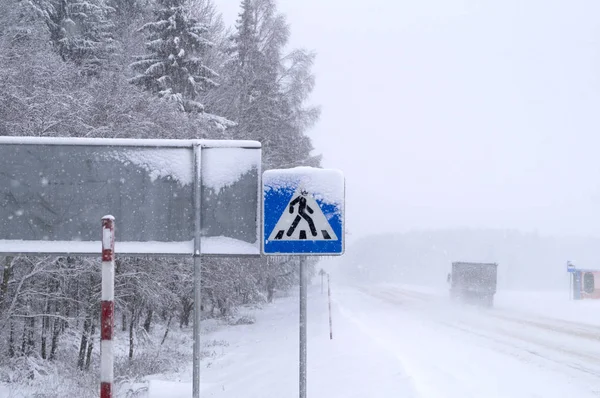 Coche Carretera Invierno Una Fuerte Tormenta —  Fotos de Stock