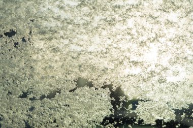 Kış camında buz desenleri