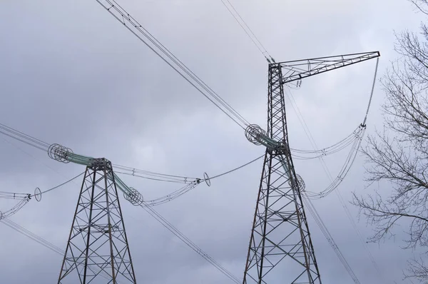 金属桁高圧電力線上の写真 — ストック写真