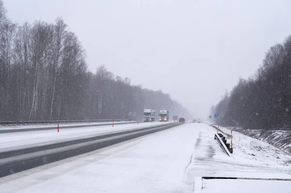 Coche Carretera Invierno Una Fuerte Tormenta —  Fotos de Stock