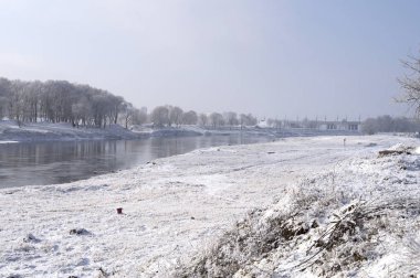 Kışı bekliyorum. Şehirde nehirüzerinde ilk kar