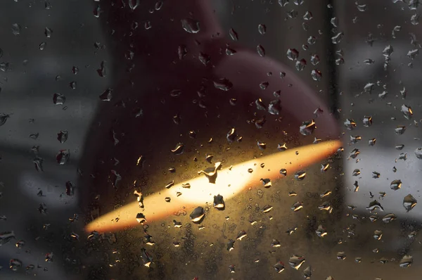 Lâmpada Mesa Atrás Vidro Chuva — Fotografia de Stock