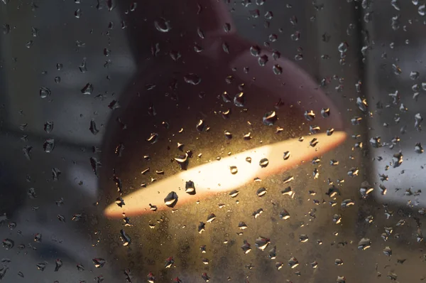 Lâmpada Mesa Atrás Vidro Chuva — Fotografia de Stock