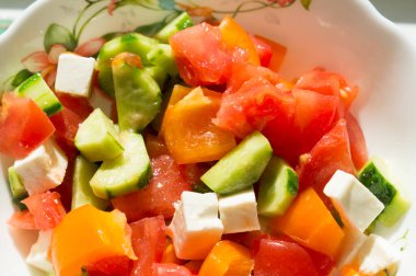 Taze domates salatası, salatalık ve maydanoz ve dereotlu biber salatası.