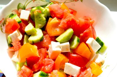 Taze domates salatası, salatalık ve maydanoz ve dereotlu biber salatası.