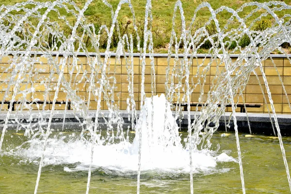 Sıcak yaz günü. Şehir parkında güzel bir çeşme