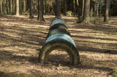 Eski lastiklerin engelli parkurundaki fotoğraf.