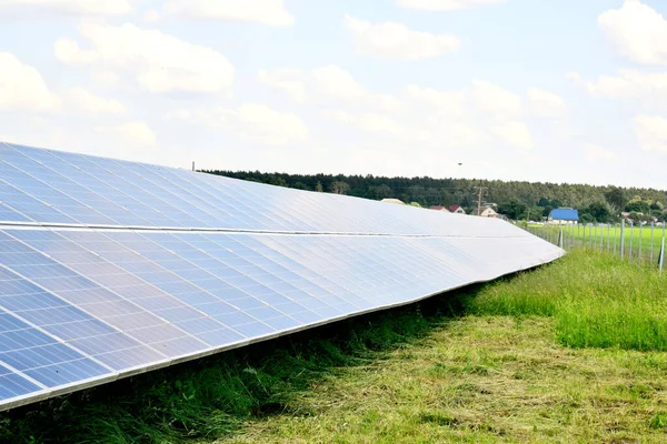 セクションに組み立てられた太陽電池パネル — ストック写真