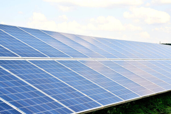 Солнечные панели, собранные в секции