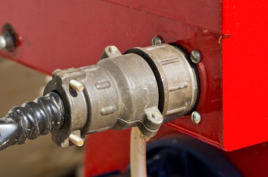 Otoyolun altındaki yayalar için bir tünel.