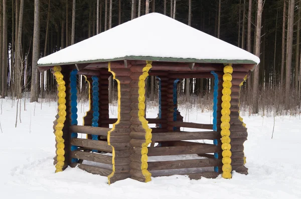 Vacker Sommarstuga Ett Lager Snö Stadsparken — Stockfoto