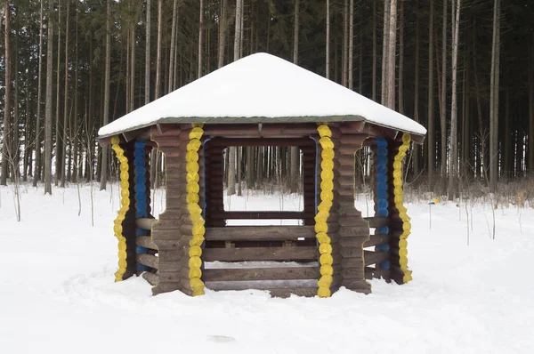 Vacker Sommarstuga Ett Lager Snö Stadsparken — Stockfoto