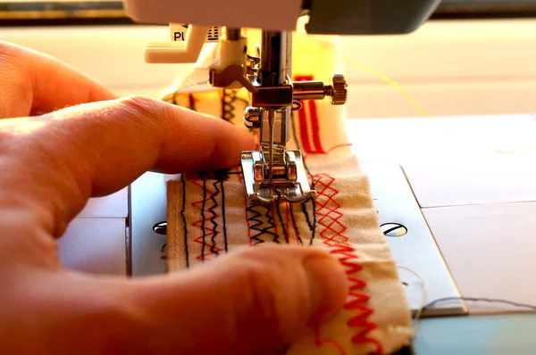 Шитье Современной Швейной Машине — стоковое фото