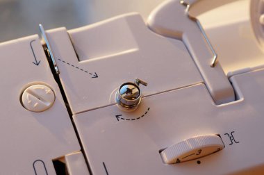 Modern dikiş makinesi. Yukarıdan görüntüle