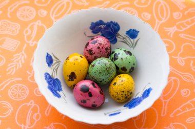 Tabakta renkli bıldırcın yumurtaları.