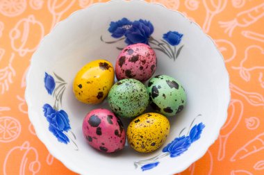 Tabakta renkli bıldırcın yumurtaları.