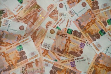 Bir sürü Rus 5000 rublelik banknot.