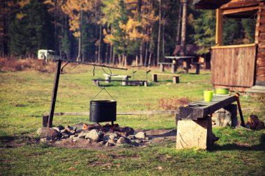 Kamp ateşinde öğle yemeği molası. Yürüyüş ve takip konsepti 