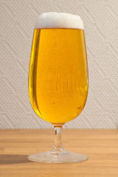 Ett Fyllt Glas Ett Träbord — Stockfoto
