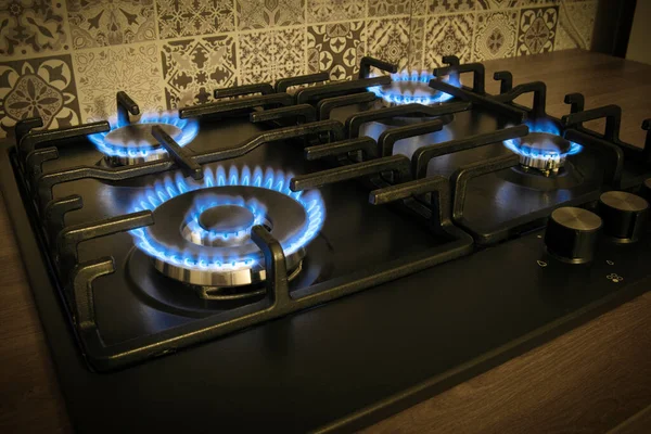 Gas natural quemado por llamas azules en estufa de cocina. Concepto de cocina. — Foto de Stock