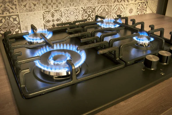 Gas natural quemado por llamas azules en estufa de cocina. Concepto de cocina. — Foto de Stock