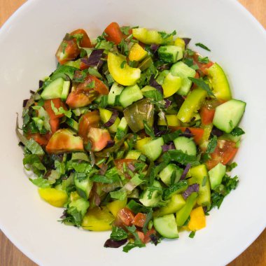 Beyaz tabakta sağlıklı sebze salatası tabağı.