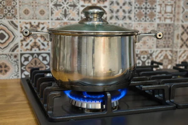 Cozinhar num fogão a gás. O pote no queimador de gás. — Fotografia de Stock