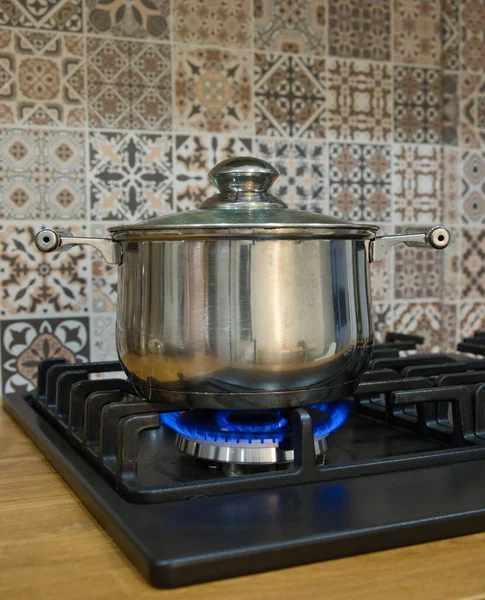 Cocinar en una estufa de gas. La olla en el quemador de gas. — Foto de Stock