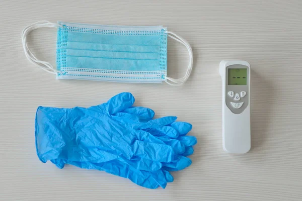 Medische Beschermende Masker Rubberen Handschoenen Thermometer Liggen Een Witte Achtergrond — Stockfoto