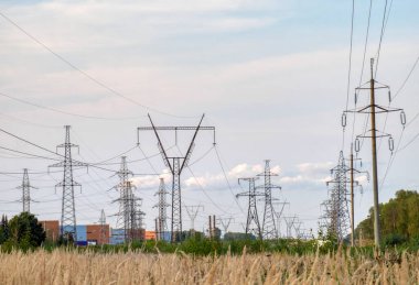 Güç hattı güzel gökyüzü arkaplanını destekler.