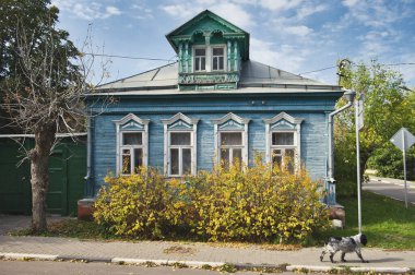 Kolomna, Rusya, 27 Eylül 2020: Kolomna, Moskova, Rusya 'da dekoratif pencereleri, çerçeveleri olan eski kırsal ahşap ev. Mimaride Rus geleneksel halk tarzı.