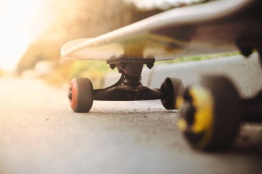 Yolda kaykay var. Yaklaş. Akşamları kaykayın tekerlekleri roan üzerinde.