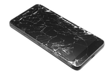 Kırık bir ekranda siyah bir akıllı telefonda beyaz bir arkaplanda izole edilmiş. Akıllı telefon tamiri. Akıllı telefon görüntüleme yedeği.