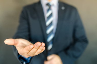 Toplantı için hazır takım elbiseli bir adam iş