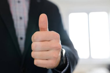 Toplantı için hazır takım elbiseli bir adam iş