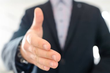 Toplantı için hazır takım elbiseli bir adam iş