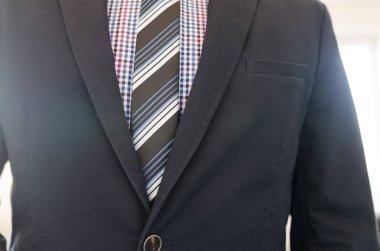 Toplantı için hazır takım elbiseli bir adam iş