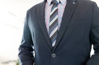 Toplantı için hazır takım elbiseli bir adam iş