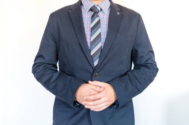 Toplantı için hazır takım elbiseli bir adam iş