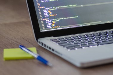 Ofis işleri dizüstü bilgisayar ile