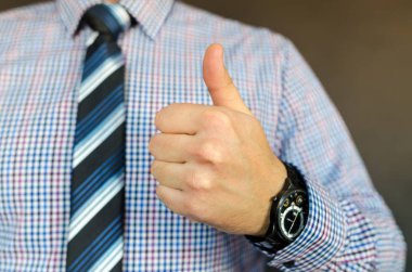 Toplantı için hazır takım elbiseli bir adam iş