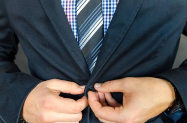 Toplantı için hazır takım elbiseli bir adam iş