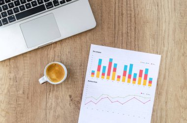 Çalışma alanı ahşap masa üstünde defter ile