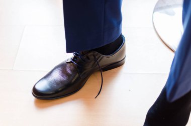 İş adam şık ayakkabı giyiyor