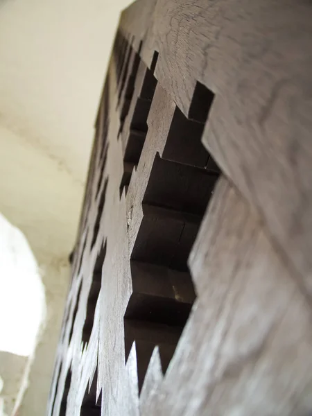 Alışılmadık açılardan büyük ahşap bir kapı.