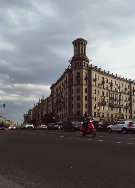 Ritmo Vida Ciudad Edificio Antiguo Con Coches Movimiento —  Fotos de Stock