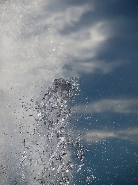 Güneşli yaz gününde çeşme sıçradı.