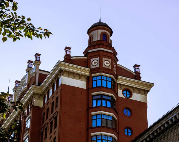 Körfez pencereli bir şehir binasını görüntüle